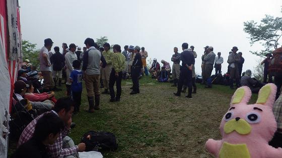 翌日、 午前10時頃に山岳関係者、登山者で賑わう鳥原避難小屋前の写真