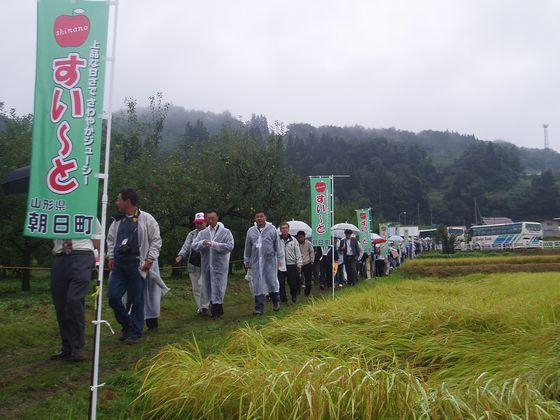 列をなして大会に参加する住民たちの写真