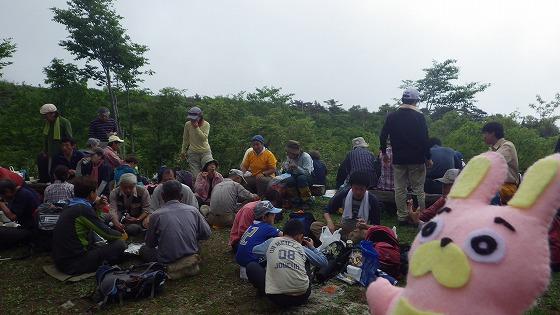 式典が終わえ昼食を取る参加者たちの写真