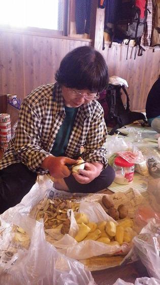 町山岳会 食事班による調理様子の写真5