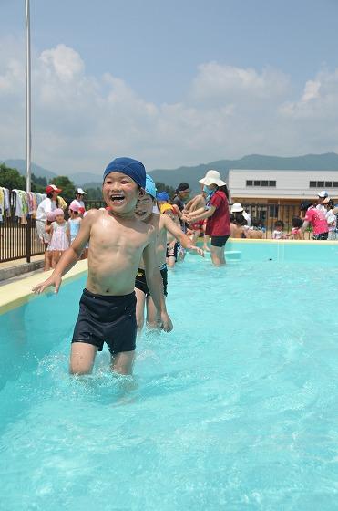 待ちに待ったプールに大喜びする園児の写真