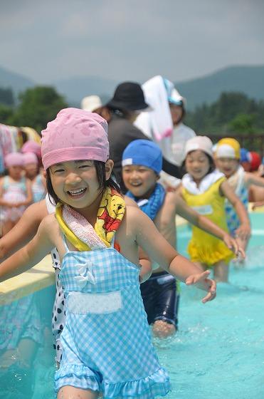 楽しそうに泳ぐ園児たちの写真