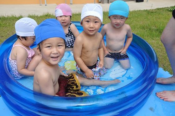 家庭用ビニールプールに使って楽しむ3歳未満園児の写真