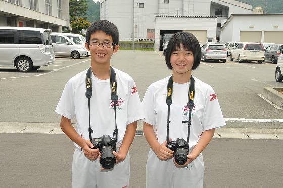 政策推進課で広報の仕事を体験した中学生2人の写真