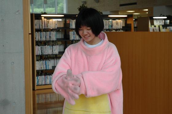 桃色ウサヒの着ぐるみを身につける様子の写真1