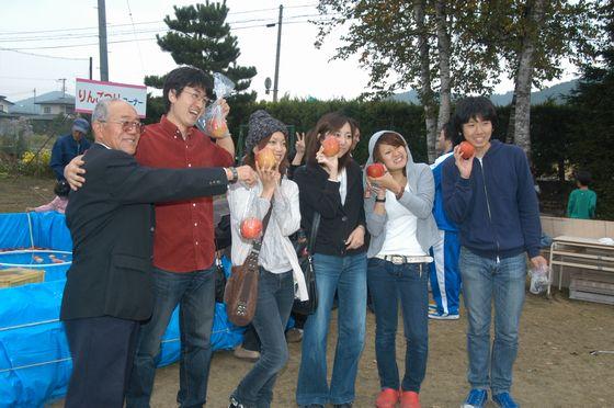 和合りんごまつりで記念撮影をする男女の写真
