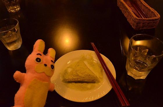 美味しそうな蒸しあがった笹巻きとウサヒ棒が一緒に写っている様子の写真