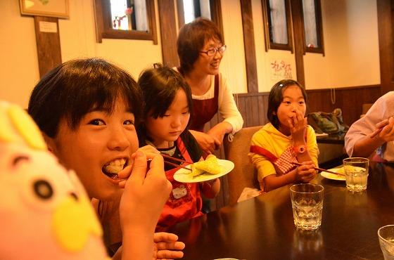 みんなで作った笹巻きをみんなで美味しそうに食べている様子の写真
