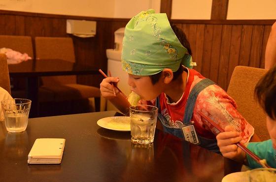児童が笹巻きを良い食べっぷりで美味しそうに食べている様子の写真