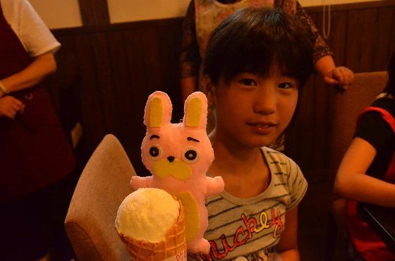 最後にアイスもごちそうできて大満足の小学生の皆さんの写真