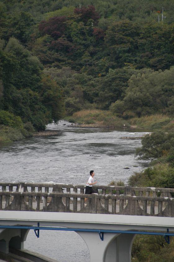 旧明鏡橋を走っている参加者の写真