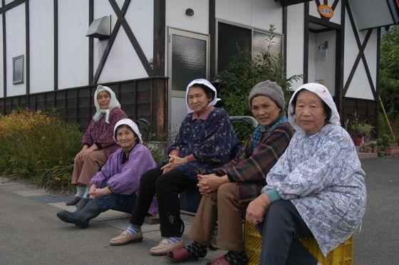 沿道で応援している5人のお年寄りの写真