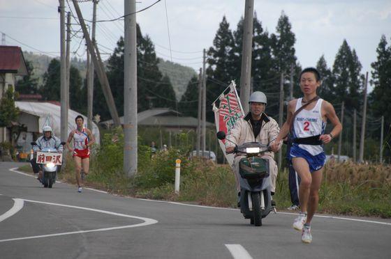 道を上郷チームが力走している写真