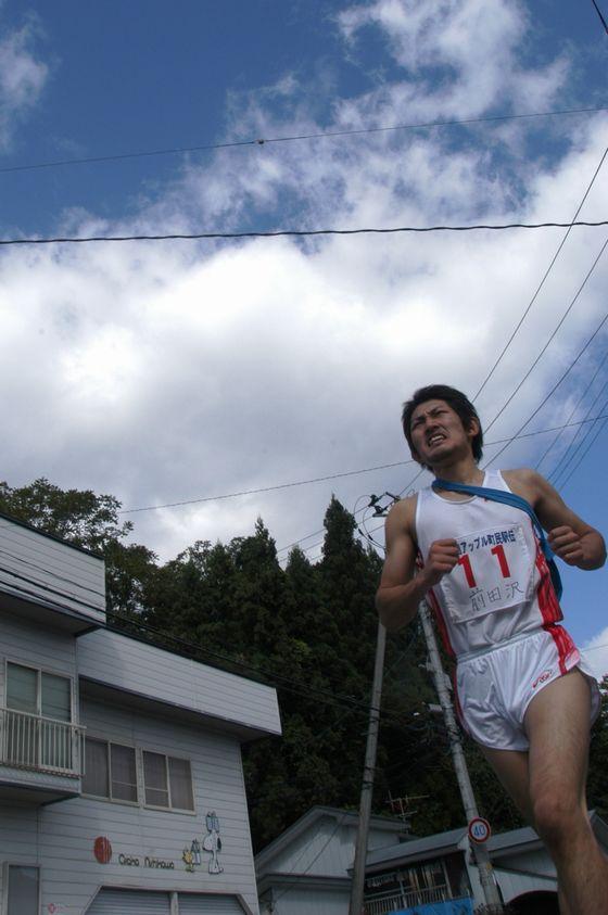 さわやかな秋晴れの中を力走している参加者の写真