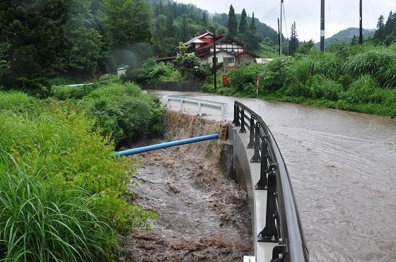 川のような道路の写真