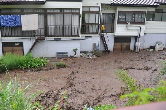 浸水被害を受けている家屋の写真