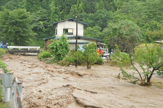 大きな浸水被害を受けている家屋の写真