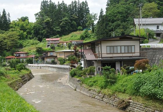 通常の水位よりは高い川の写真