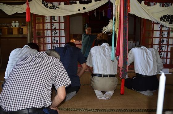 お祓いを受ける関係者の写真