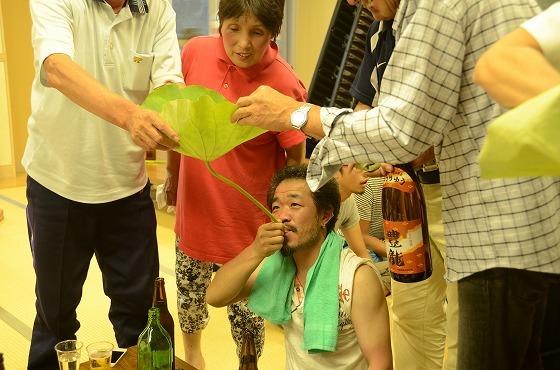 ハスの葉を使って酒を飲んでいる様子の写真