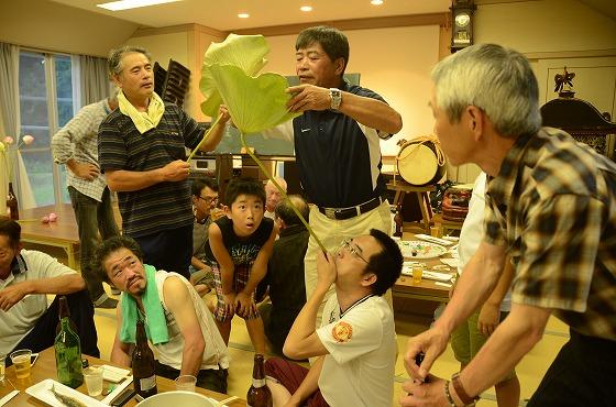 ハスの葉を使って酒を飲んでいる参加者の写真