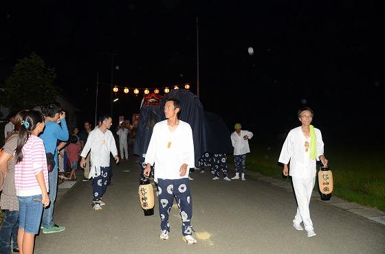 地区内を練り歩く行列の写真