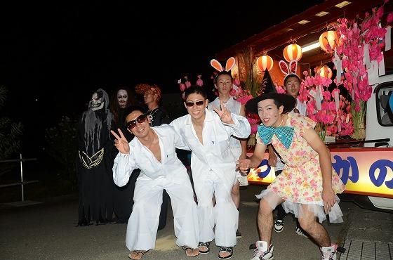 だしものの衣装を着ている若者の写真
