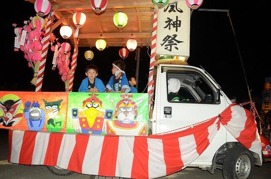 山車に乗り込んでいる子どもたちの写真