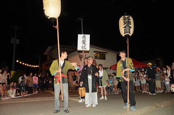 旧田中屋前十字路に到着した行列の写真