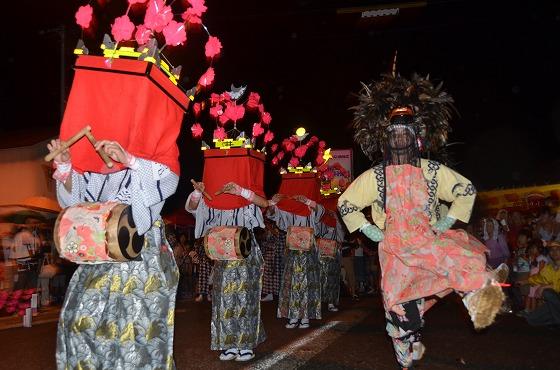 角田流大谷獅子踊りを披露している写真