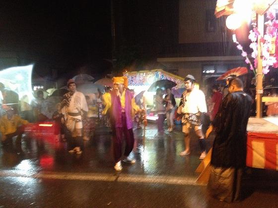 雷雨に負けず水戸黄門を披露している写真