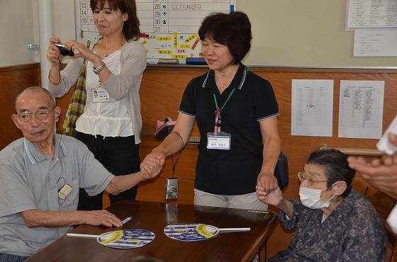 みんなで手をつなぐ姿の様子の写真