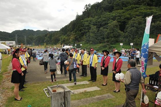 実行委員会関係者が 入口でお客様を迎えている様子の写真