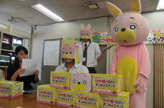 木曽社長とウサヒの付き人(町職員)が実際に箱をかぶり、商品をPRしている写真