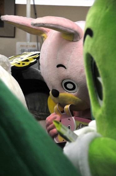 キャラクターたちの陰にかくれて何かをたくらむウサヒの写真