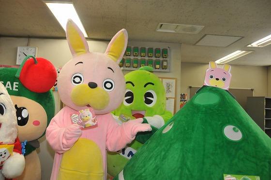 ウサヒがペロリンに箱のフタをあけて被せている写真