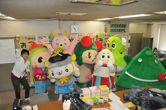手を突き上げるキャラクターたちの写真
