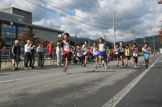 創遊館前をスタートする1区の選手たちの写真