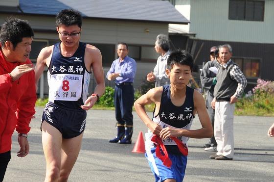 和合果樹流通センターで選手たちが2区から3区へタスキリレーをしている写真