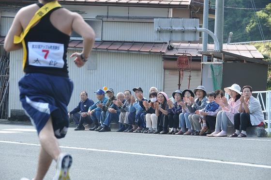 選手に八ツ沼地区の人々が声援を送っている写真