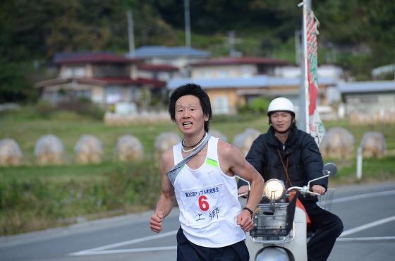 7区の選手が西船渡交差点付近を走っている写真