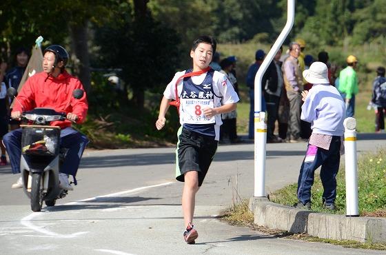 10区の選手が松程地内を走っている写真