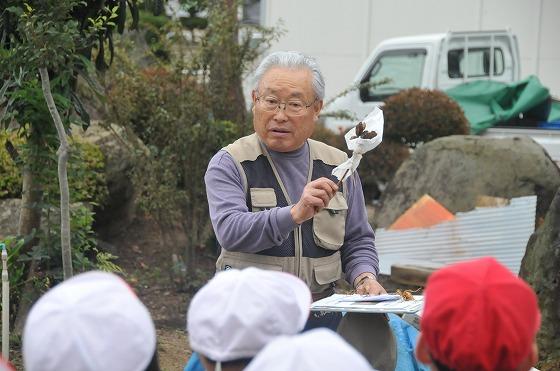 話をする愛好会の阿部勝男副会長の写真