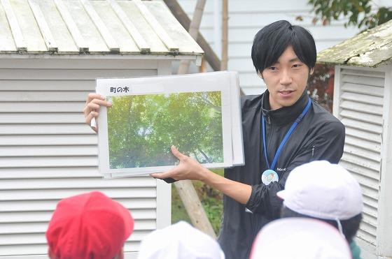 町の木や鳥をあてるクイズをする町総合産業課の職員の写真