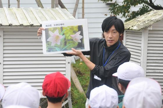 ヒメサユリのまじめな話をする町総合産業課の職員の写真