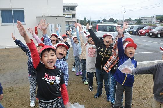 問いかけに応えて子供たち全員が一斉に手を挙げている様子の写真