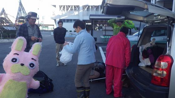9日早朝に、山岳会員ら8人が役場前に集合している写真