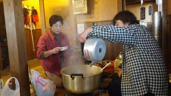 女性達が夕ご飯の準備を始めている写真