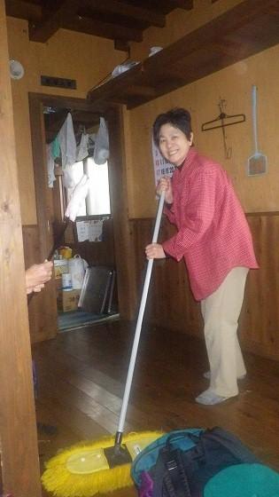 小屋を掃除している写真