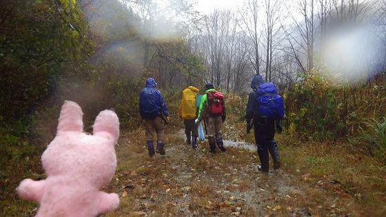 山じまいを終えた男性会員の背中の写真